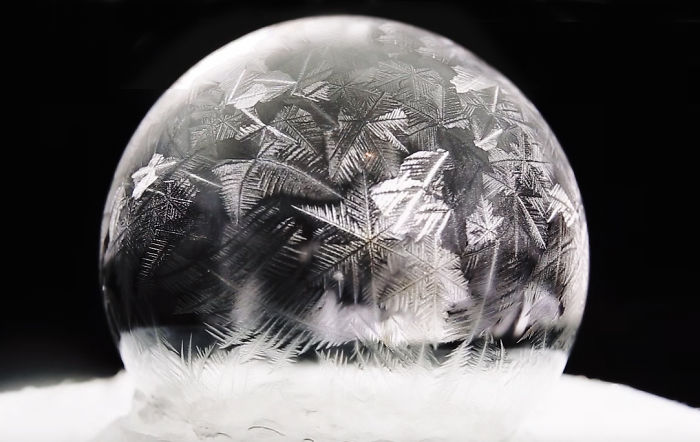 soap-bubbles-freezing-at-15-celsius-in-warsaw-poland-2__700