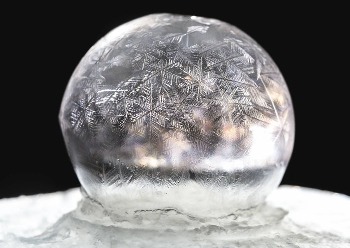 soap-bubbles-freezing-at-15-celsius-in-warsaw-poland-3__700