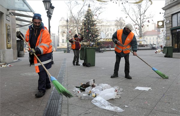 Szilveszter utáni takarítás Budapesten