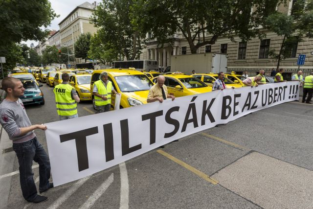 Budapest, 2015. június 16. Taxisok álló demonstrációja a Fuvarozó Vállalkozók Országos Szövetsége (FUVOSZ) és az Országos Taxis Szövetség (OTSZ) szervezésében Budapesten, az V. kerületi Alkotmány utcában 2015. június 16-án. A taxisok azért demonstráltak, mert a törvényhozás nem fogadta el a taxis rendeletet. MTI Fotó: Szigetváry Zsolt