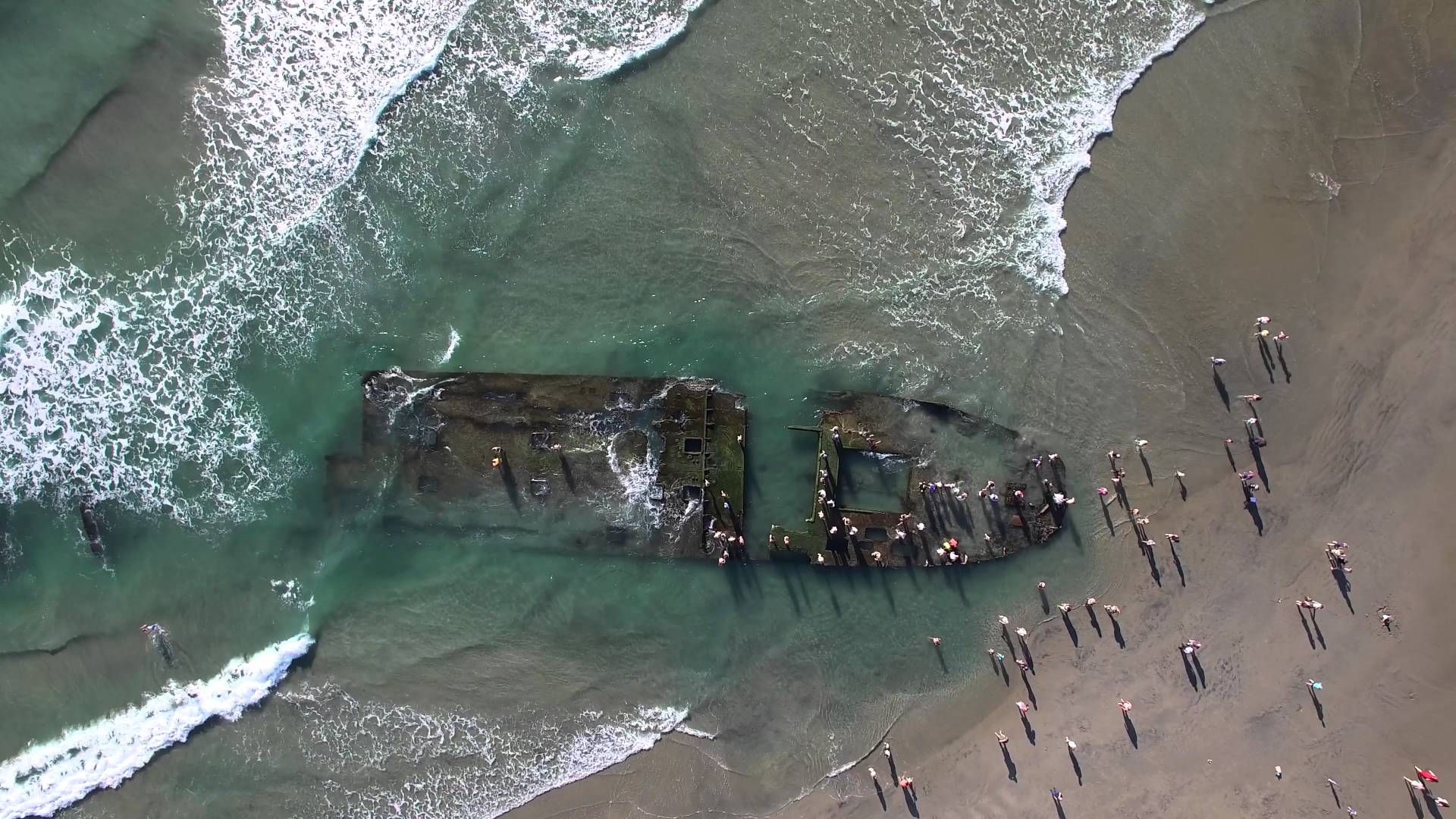 Felbukkant egy 80 éve elsüllyedt hajó, ami partra vetődött – videó