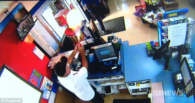 Barkácsolt lángszóróval próbálta a rablókat boltjából elriasztani – videó
