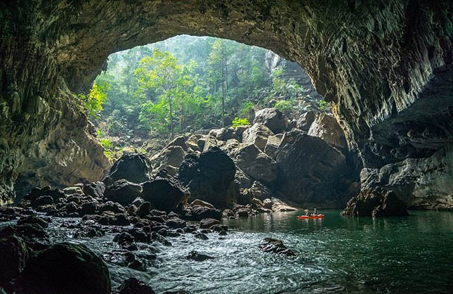 Így kajakozhatunk a világ legnagyobb folyami barlangjában – videó
