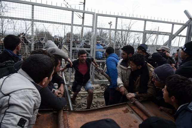 Áttörték a menekültek a kerítést a macedón határon és összecsaptak a rendőrökkel – videó