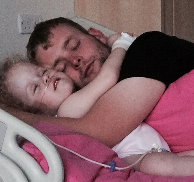 Szülei hangját hallva magához tért a kómából a 4 éves kislány
