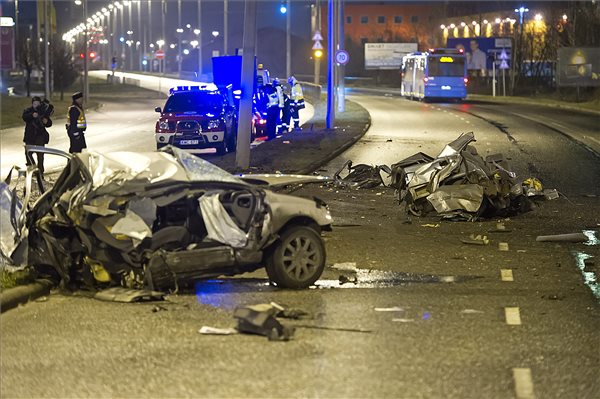 Kettészakadt egy autó Budapesten