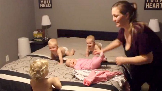 Négygyerekes anyuka harca a babák lefektetésével – videó