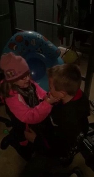 Szívmelengető pillanat! Könnyekbe tört ki a kisfiú, akinek húga vásárolt zsebpénzéből hörcsögöt- videó