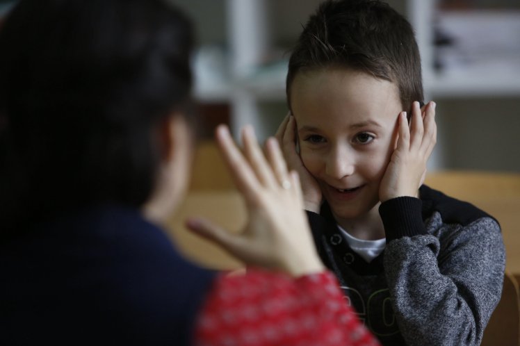 Siket kisfiúért az egész osztály megtanulja a jelnyelvet egy szarajevói iskolában