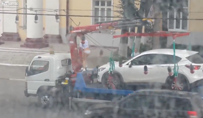 Egy ártatlan vetkőzéssel akarta megakadályozni a nő, hogy elszállítsák tilosban parkoló autóját – videó