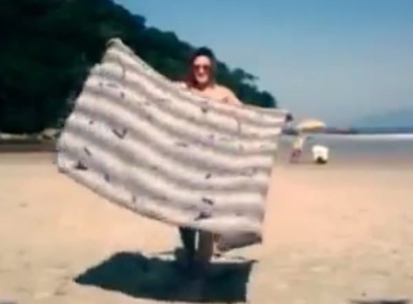 Szuper ruhákat köthetsz magadnak strandkendőből- ötletes videó