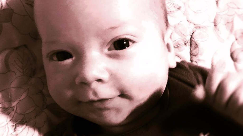 5 hónapos kislánya fotójával döbbenetes veszélyre figyelmeztet egy apuka