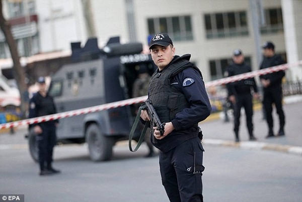 Autóba rejtett pokolgépet találtak a török biztonsági erők Diyarbakirban