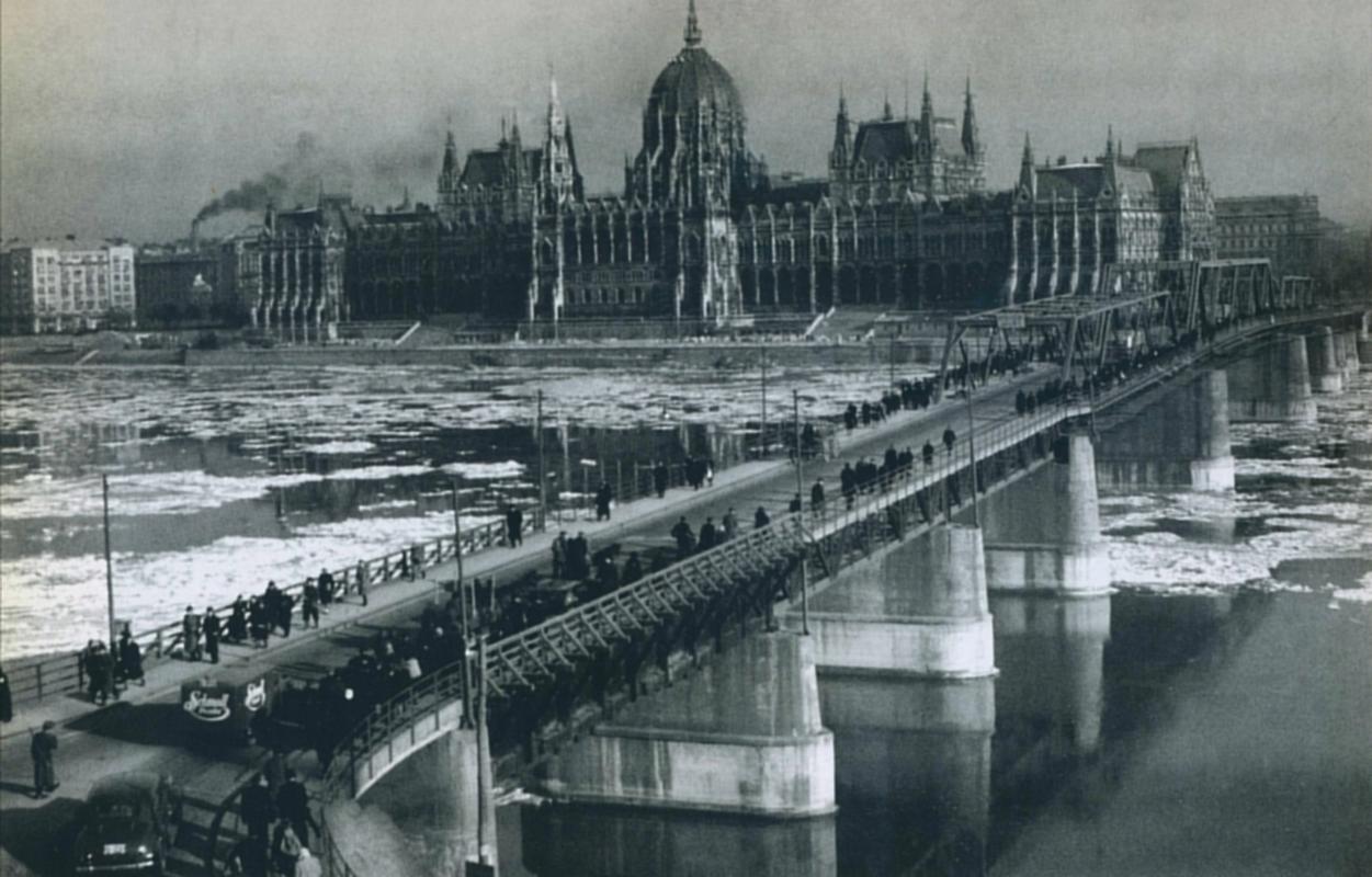 A második világháború fővárosi befejezésére emlékeztek a vizafogói emlékműnél