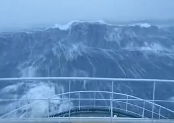 Ijesztő! Ilyen az, amikor 30 méteres hullámok közé kerül egy hajó- videó