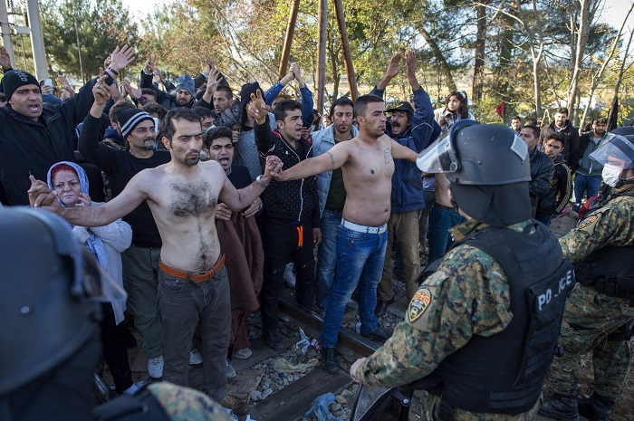Mindhiába a megállapodás, a migránsok nem fordulnak vissza a macedóniai határról