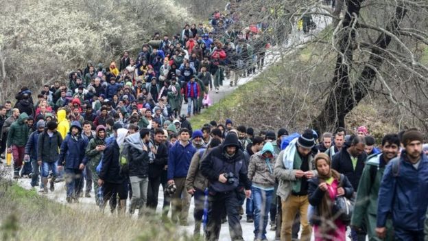 Több száz migráns indult meg gyalog a macedón határ felé