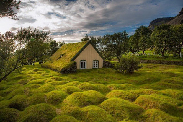 A moha királyság szentélye - belepték a zöld törpék az izlandi templomot