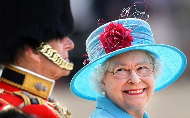 A brit uralkodó nagycsütörtöki ajándékosztása a 90. születésnap jegyében