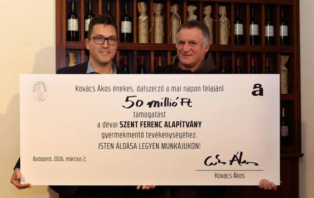Kovács Ákos Böjte Csabáéknak ajándékozta a Telekom 50 millióját – videó