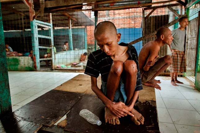Döbbenetes képek az indonéziai elmegyógyintézetek borzalmairól