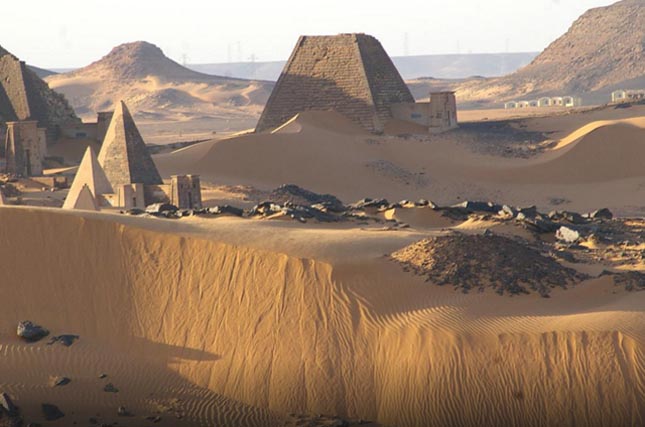 A meroéi piramistemető - képek