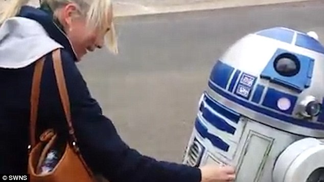 R2-D2-vel kérte meg barátnője kezét a Star Wars rajongó – videó