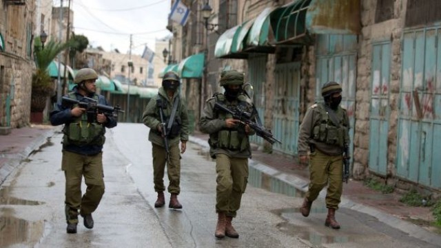 Izraeli katonák agyonlőttek két késelő palesztin merénylőt Hebronban
