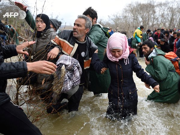 Hiába keltek át a folyón a migránsok Macedóniába - visszaküldik őket - videó