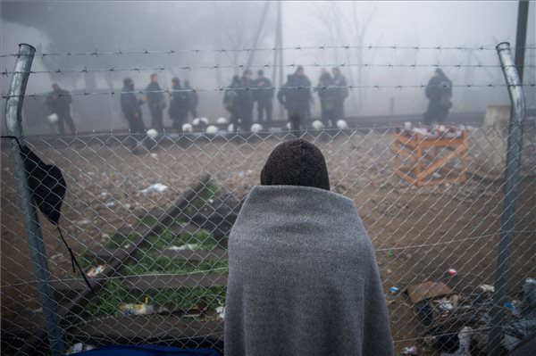 Migránsok a görög-macedón határon