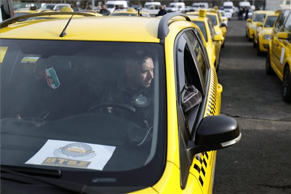 Taxisok demonstrációja az Uber szolgáltatás ellen