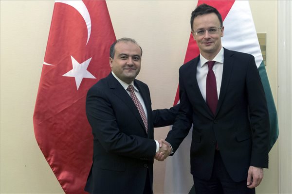 A török gazdasági miniszterhelyettessel tárgyalt Szijjártó Péter