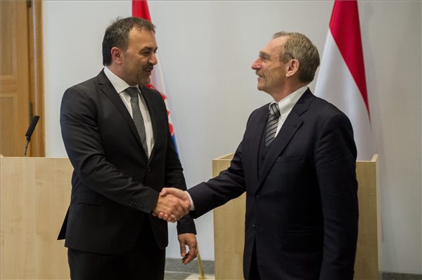 A magyar és a horvát belügyminiszter sajtótájékoztatója