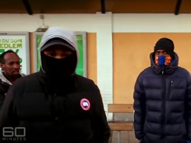 Migránsok támadtak a róluk forgató ausztrál tévéstábra Stockholmban - videó 18+