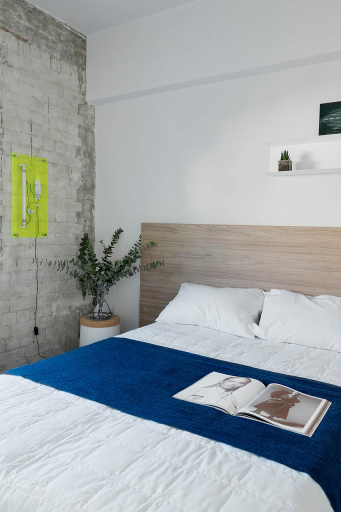 Tel-Aviv-apartment-with-Japanese-design-influences-first-bedroom-brick-wall