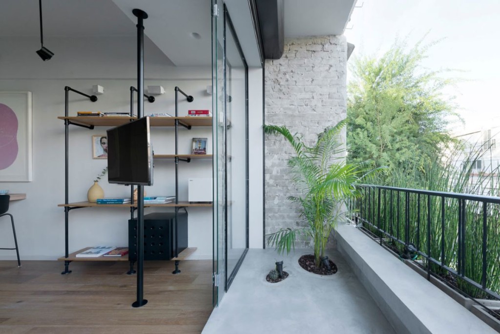 Tel-Aviv-apartment-with-Japanese-design-influences-zen-balcony