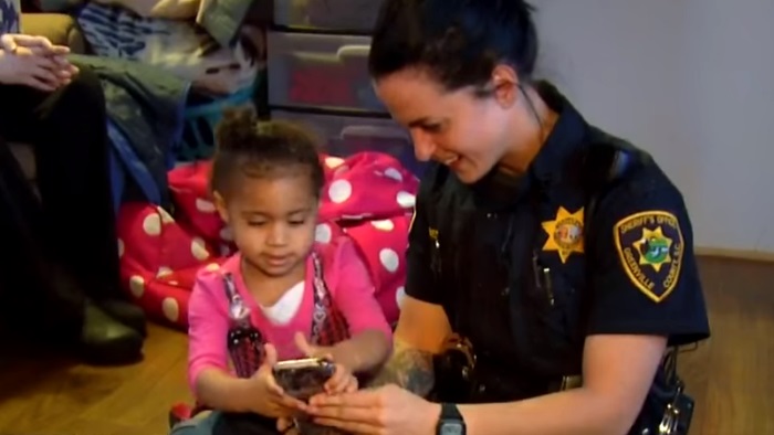 Elképesztő okból hívta a kétéves kislány a 911-et - videó