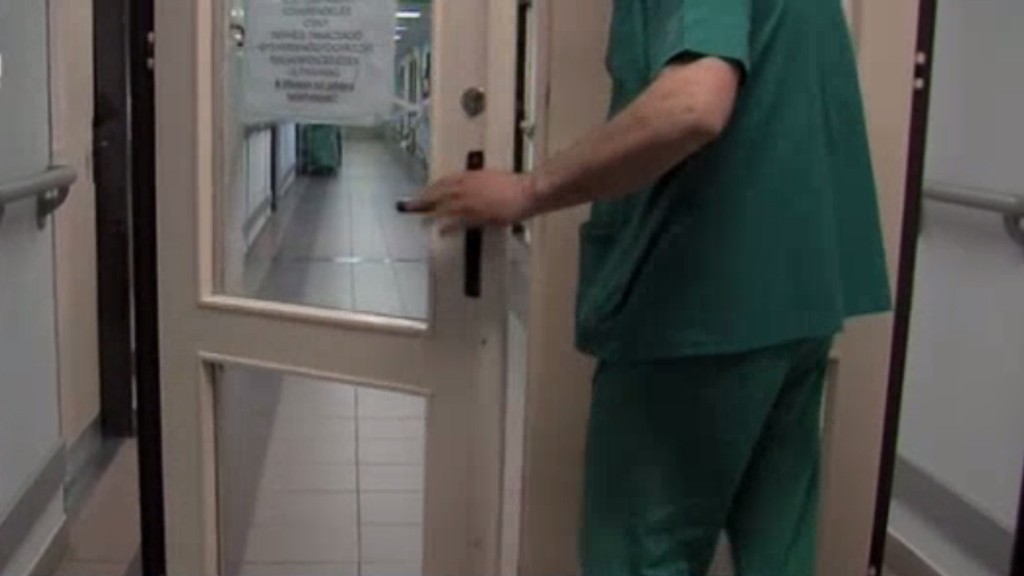 Törlőkendőt felejtettek a kismama hasában az orvosok Veszprémben - videó