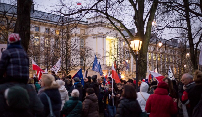 Több ezren tüntettek a lengyel alkotmánybíróság varsói székhelye előtt