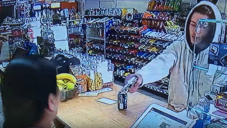 Nagy meglepetés érte a rablót, aki pisztolyt fogott az eladóra – videó