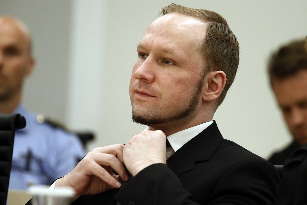 Anders Breivik szabadkőműves neonácival nem bánik jól a norvég állam - videó