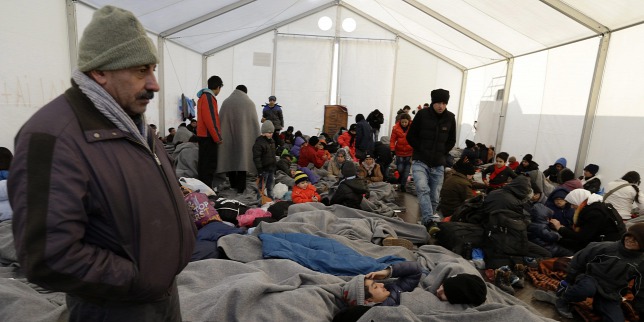 Meleg migránsokat külön szállásokra költöztetnék Bécsben