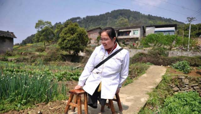 Gyógyításnak szenteli az életét a láb nélküli kínai doktornő