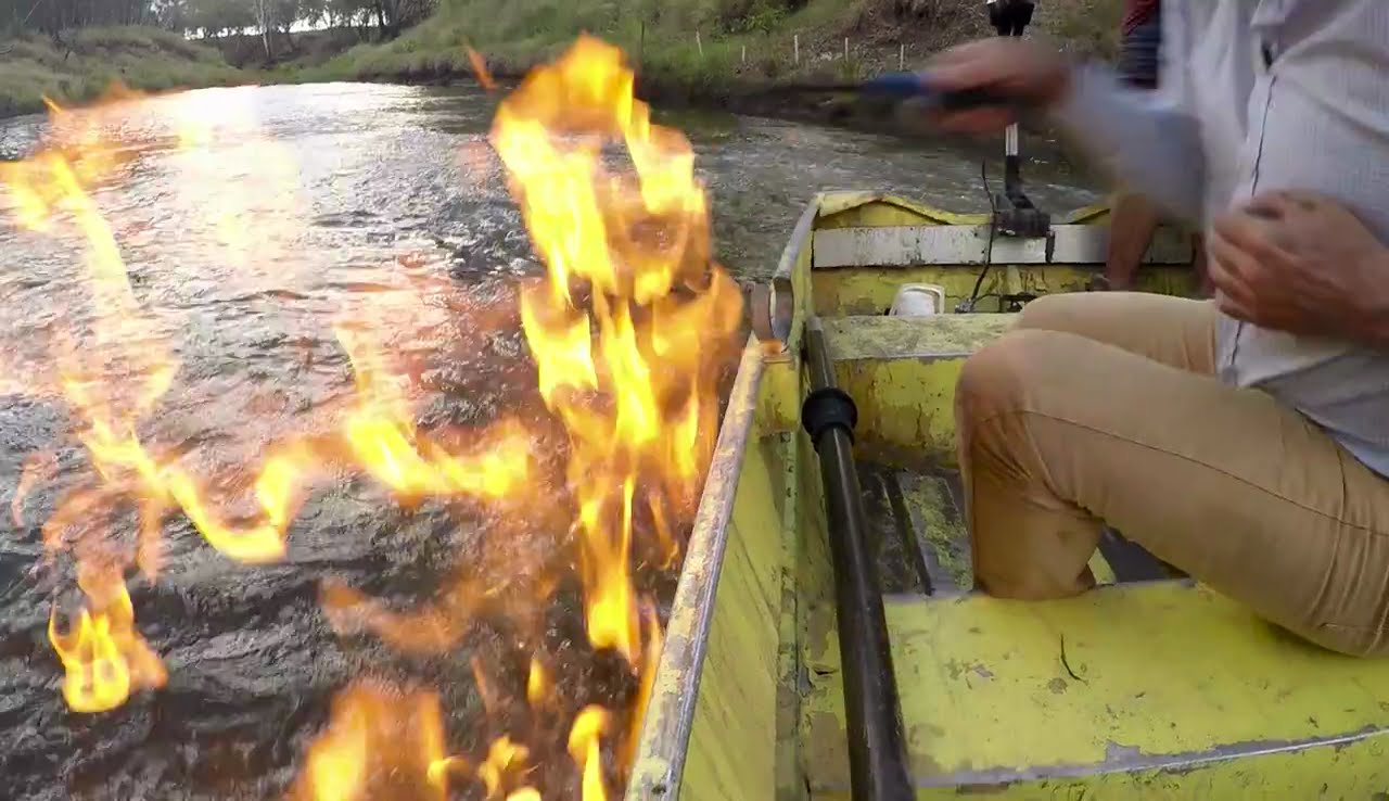 Ausztráliában egy zöld politikus felgyújtotta a folyót – videó