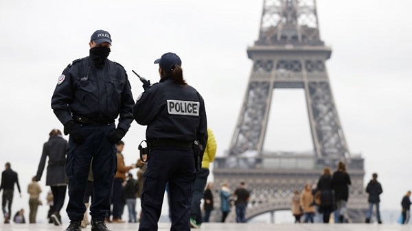 Bíróság elé állítják Franciaországban a tüntető gimnazistát bántalmazó rendőrt