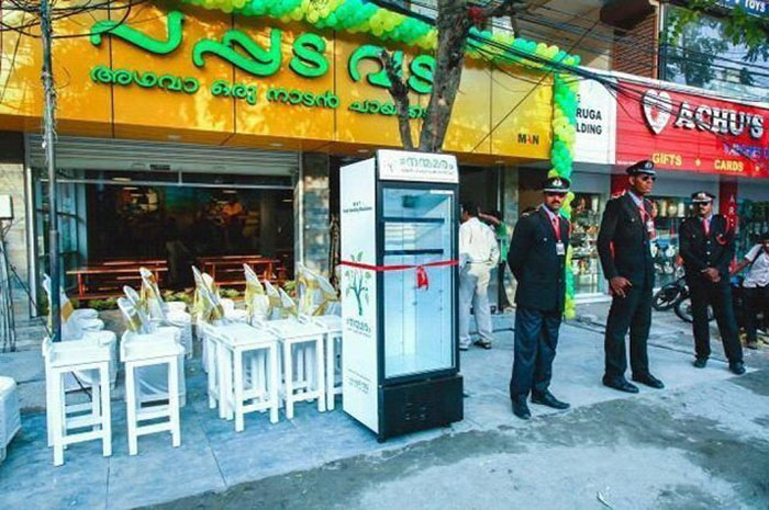 Egy étterem hűtőszekrénybe teszi a maradékot, hogy elvigyék azok, akiknek nincs pénze