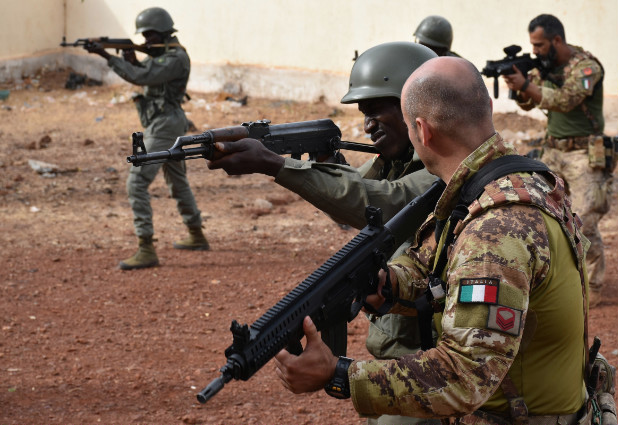 Olasz sajtó: Olaszország készen áll katonákkal beavatkozni Líbiában