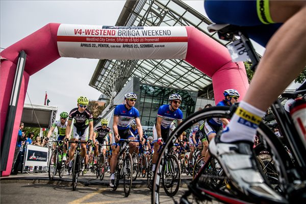 Elstartolt a V4 nemzetközi kerékpárverseny Budapesten