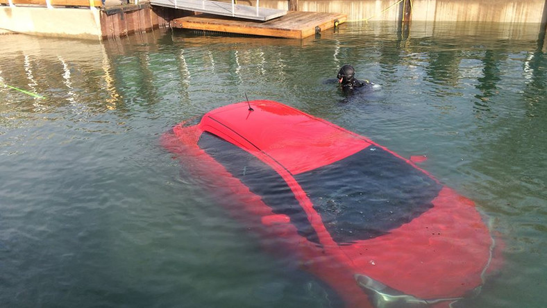 Megbízott a GPS-be, ezért belehajtott egy tóba!