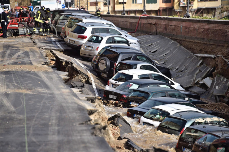 20 parkoló autót kebelezett be a beszakadt úttest Olaszországban